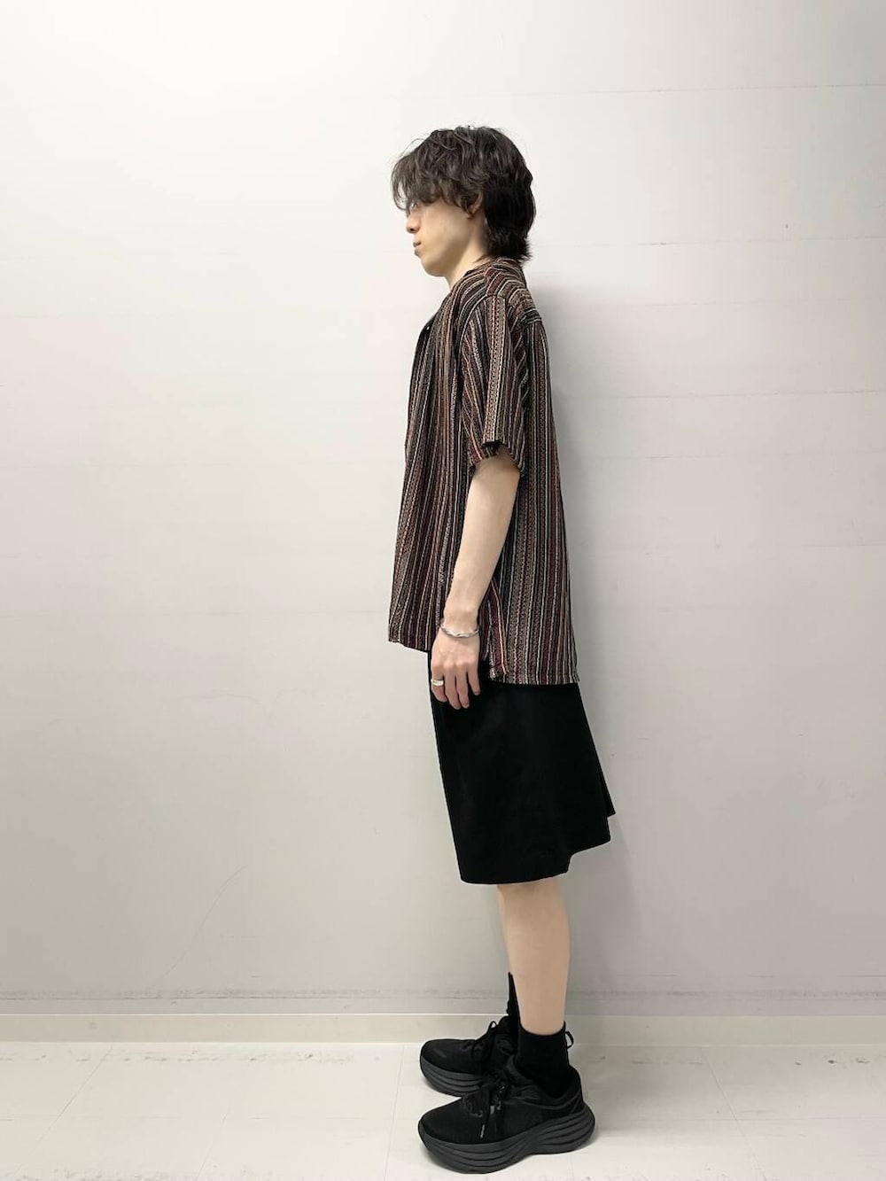 ブルー系のシャツ/ブラウス、ブラック系のTシャツ/カットソー、ブラック系のその他パンツを着用したメンズの夏コーディネートの2枚目の写真