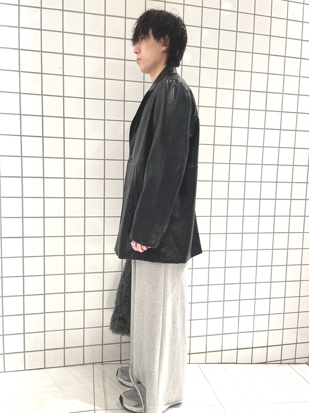 ブルー系のスウェット、ブラック系のその他アウター、グレー系のスウェットパンツを着用したメンズの冬コーディネートの2枚目の写真