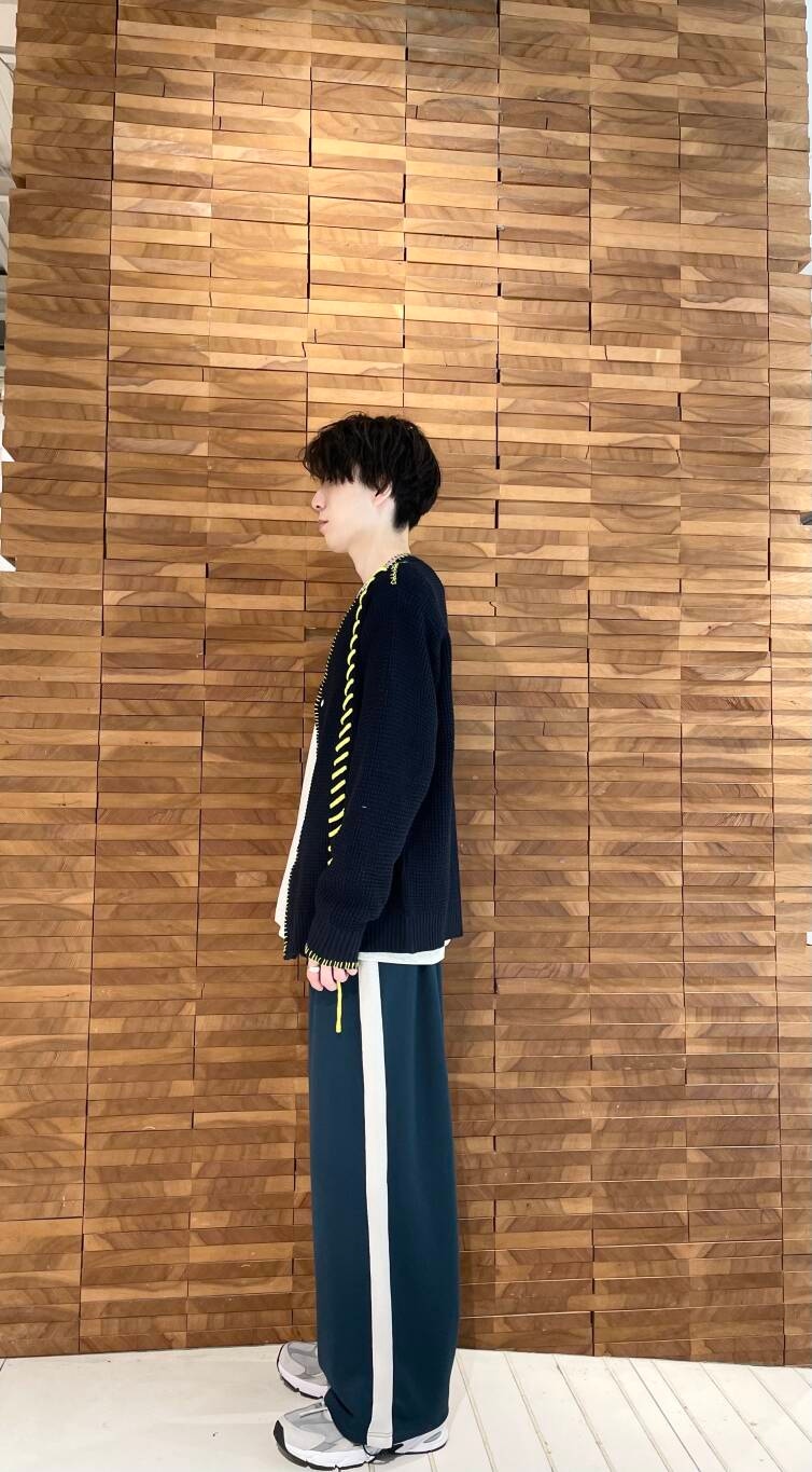 その他のその他パンツ、ブルー系のカーディガン/ボレロ、グレー系のTシャツ/カットソーを着用したメンズの秋コーディネートの2枚目の写真