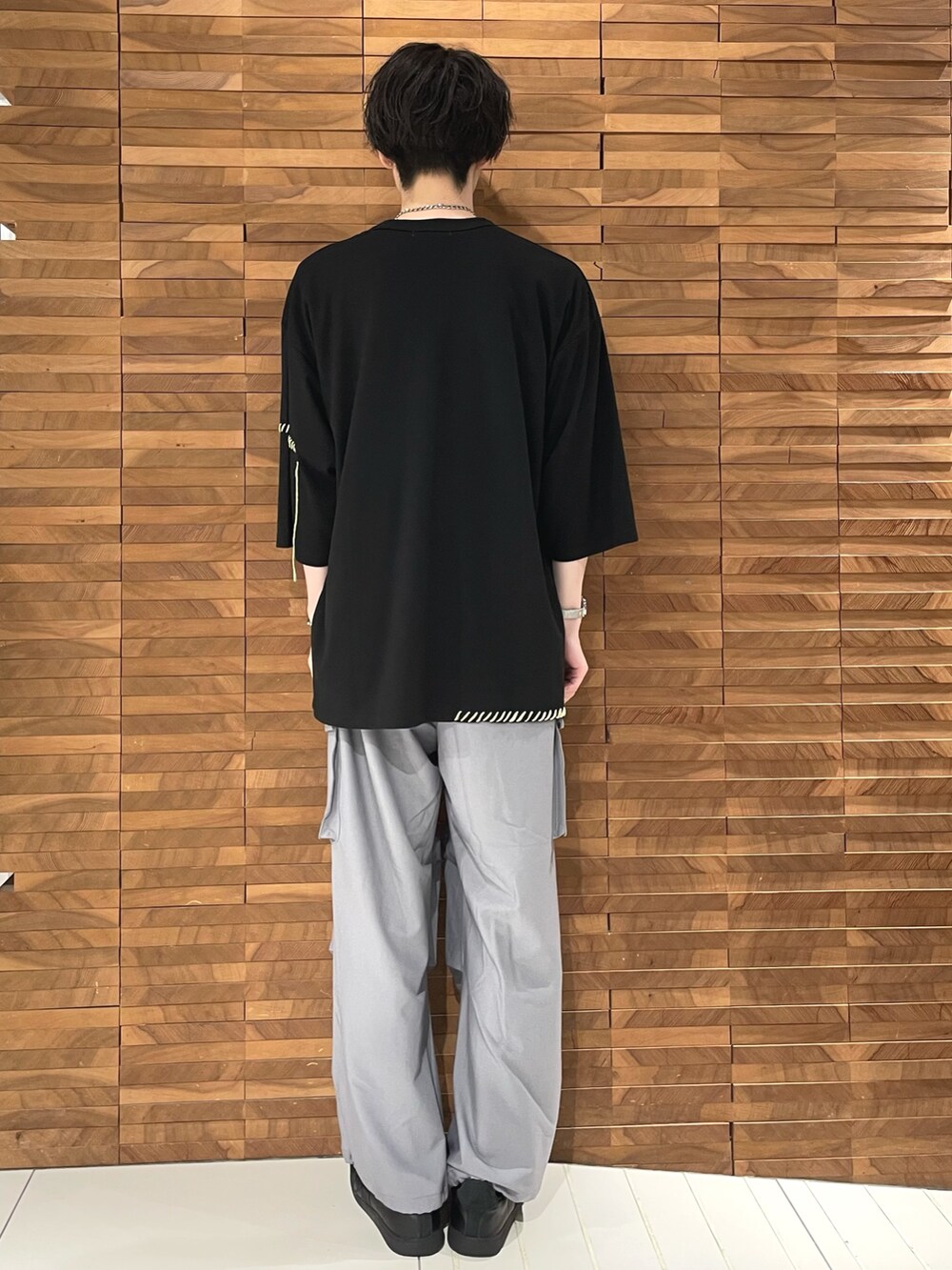 ブラック系のTシャツ/カットソー、グレー系のカーゴパンツを着用したメンズの秋コーディネートの3枚目の写真