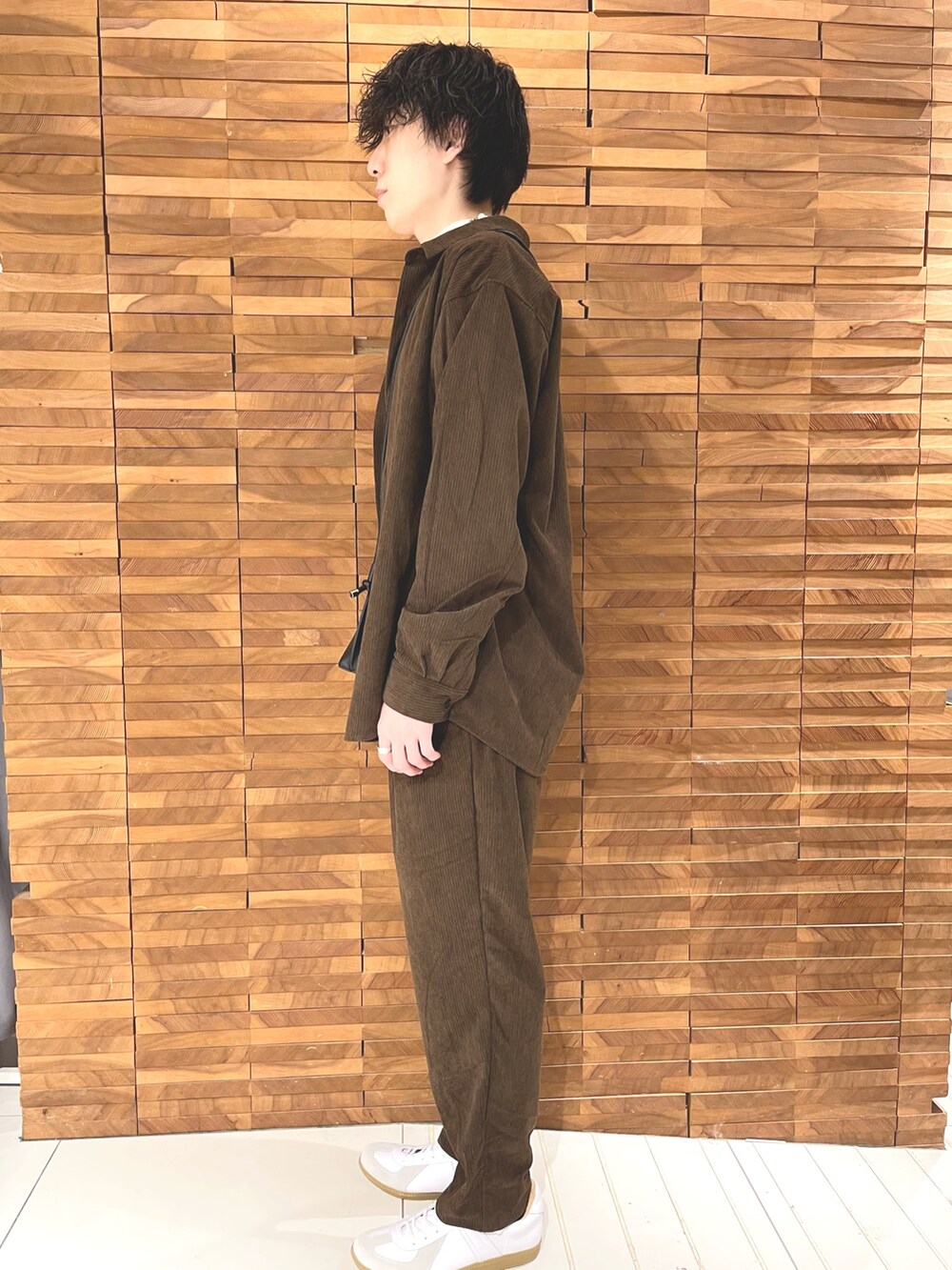 ホワイト系のニット/セーター、ブラウン系のシャツ/ブラウス、ブラック系のショルダーバッグを着用したメンズの秋コーディネートの2枚目の写真