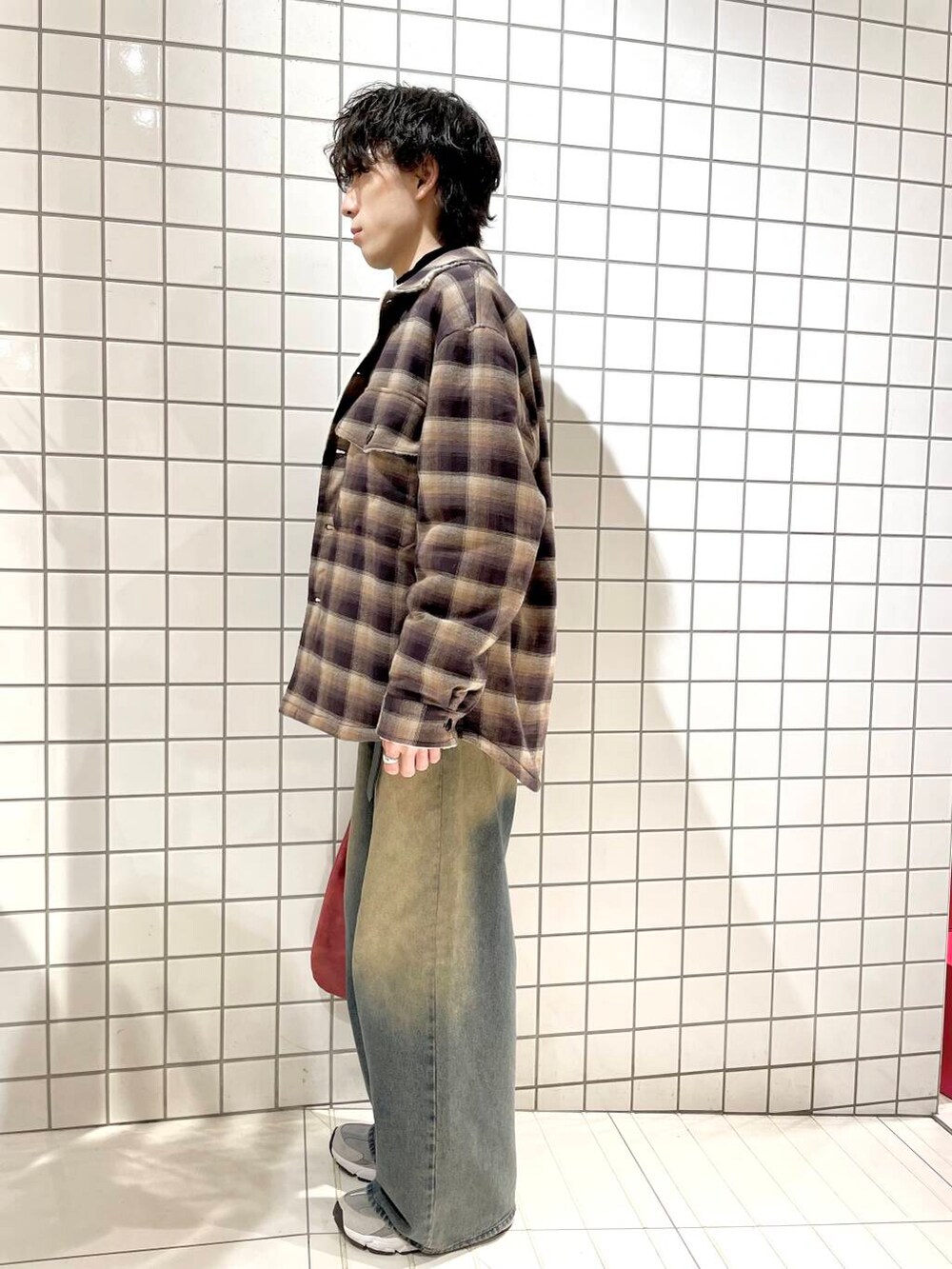 ブラック系のニット/セーター、ブルー系のデニムパンツ、ブラウン系のその他アウターを着用したメンズの冬コーディネートの2枚目の写真