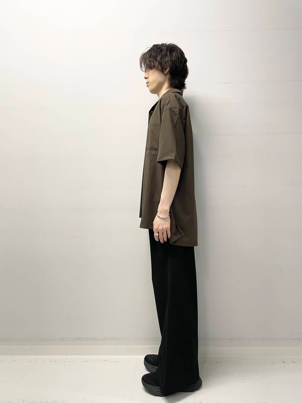 ブラウン系のシャツ/ブラウス、ブラック系のTシャツ/カットソー、ブラック系のその他パンツを着用したメンズの夏コーディネートの2枚目の写真