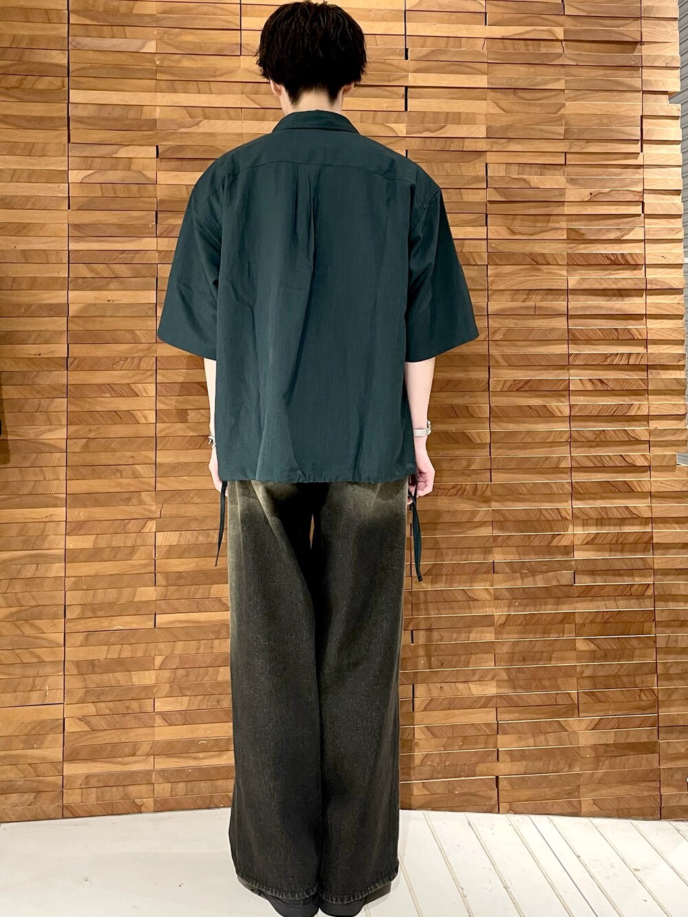 ブラック系のデニムパンツ、グリーン系のシャツ/ブラウス、ブラック系のTシャツ/カットソーを着用したメンズの夏コーディネートの3枚目の写真