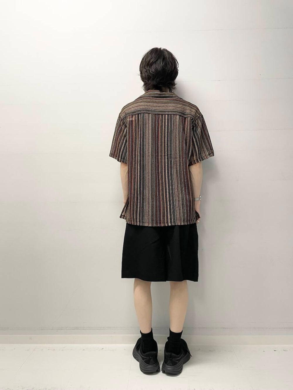 ブルー系のシャツ/ブラウス、ブラック系のTシャツ/カットソー、ブラック系のその他パンツを着用したメンズの夏コーディネートの3枚目の写真