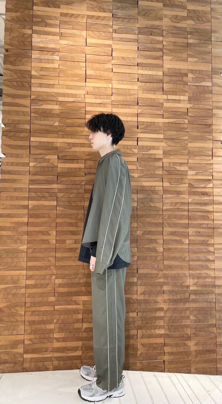 ブラック系のTシャツ/カットソー、グリーン系のシャツ/ブラウス、グリーン系のその他パンツを着用したメンズの秋コーディネートの3枚目の写真