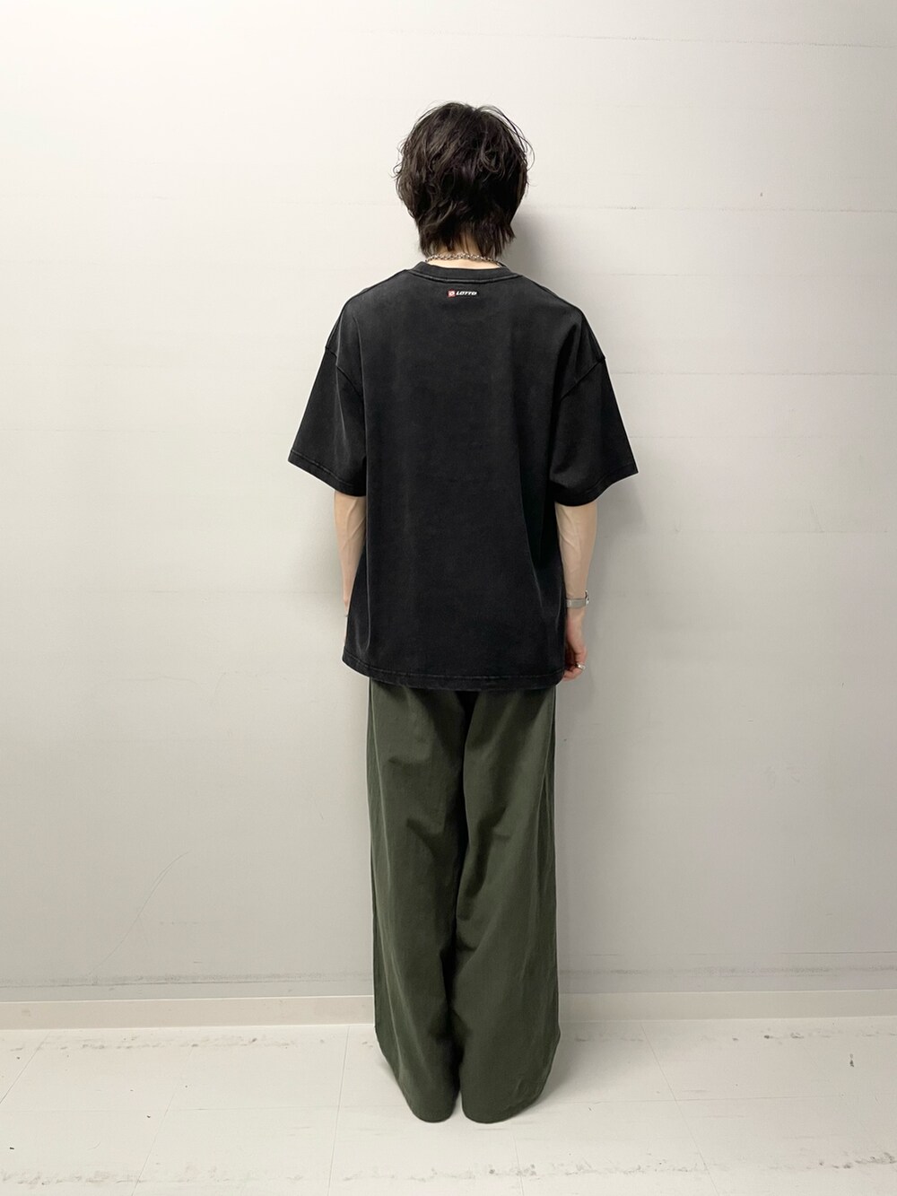 グレー系のTシャツ/カットソー、グリーン系のその他パンツを着用したメンズの夏コーディネートの3枚目の写真