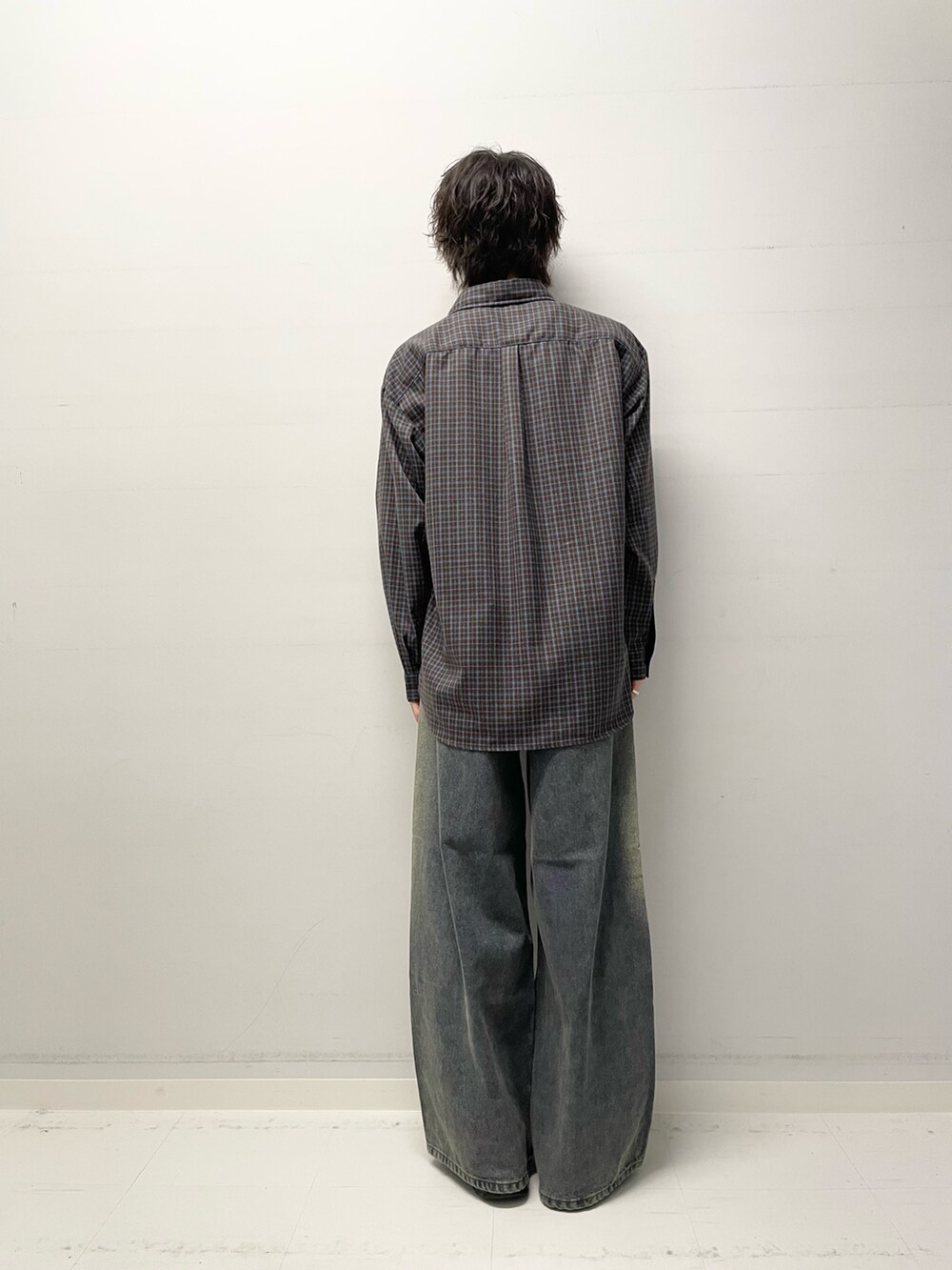 ブルー系のデニムパンツ、ブラウン系のシャツ/ブラウスを着用したメンズの冬コーディネートの3枚目の写真