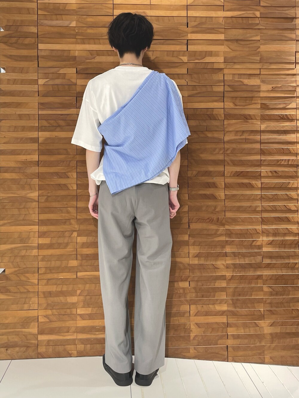 ブルー系のシャツ/ブラウス、ホワイト系のTシャツ/カットソー、グレー系のスラックスを着用したメンズの秋コーディネートの3枚目の写真