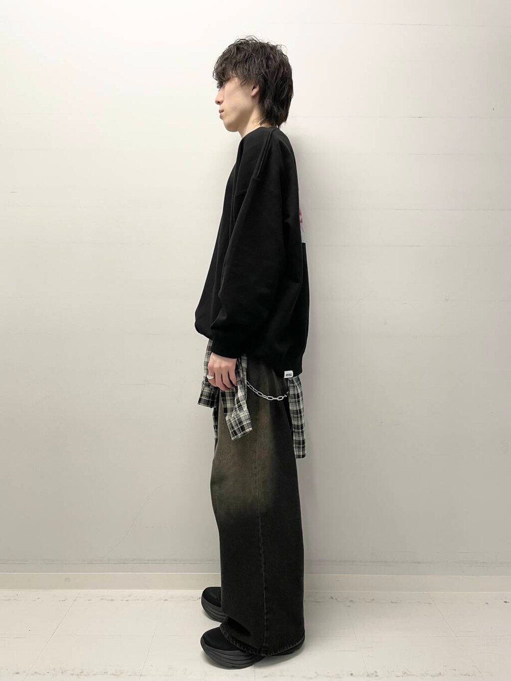 ブラック系のデニムパンツ、ブラック系のシャツ/ブラウス、ブラック系のスウェットを着用したメンズの春コーディネートの2枚目の写真