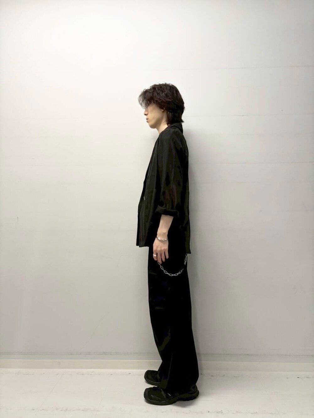 ブラック系のその他アウター、ブラック系のTシャツ/カットソー、ブラック系のその他パンツを着用したメンズの夏コーディネートの2枚目の写真