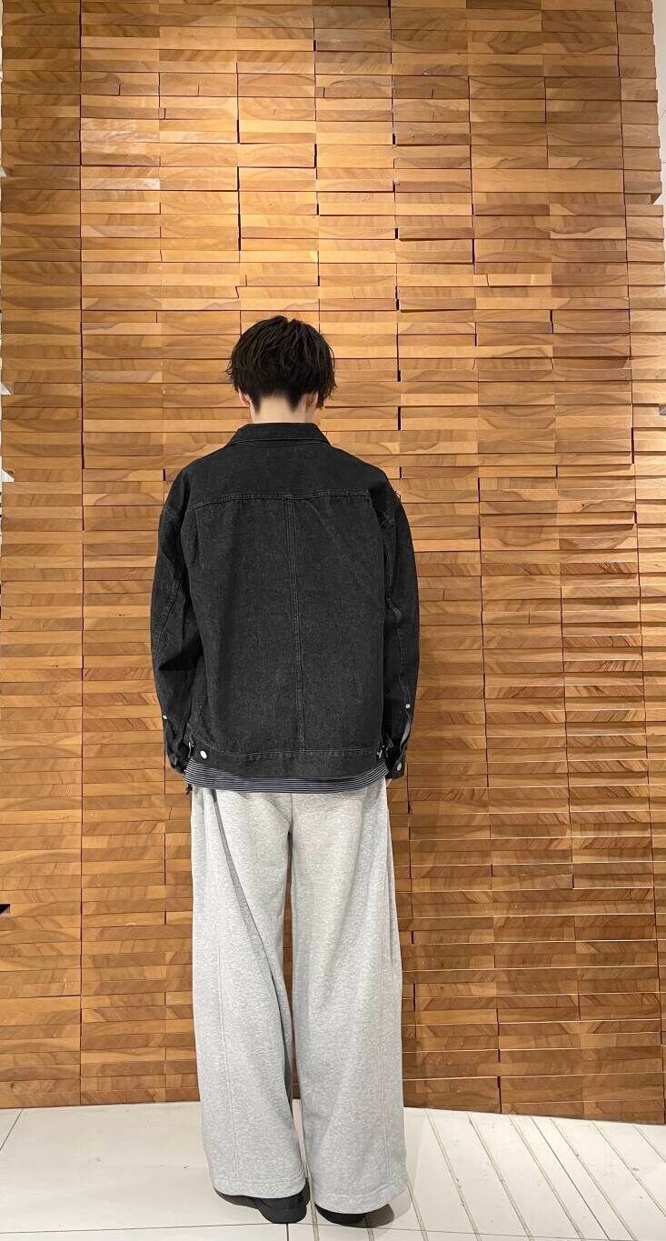 その他のTシャツ/カットソー、ブラック系のデニムジャケット、グレー系のスウェットパンツを着用したメンズの夏コーディネートの3枚目の写真