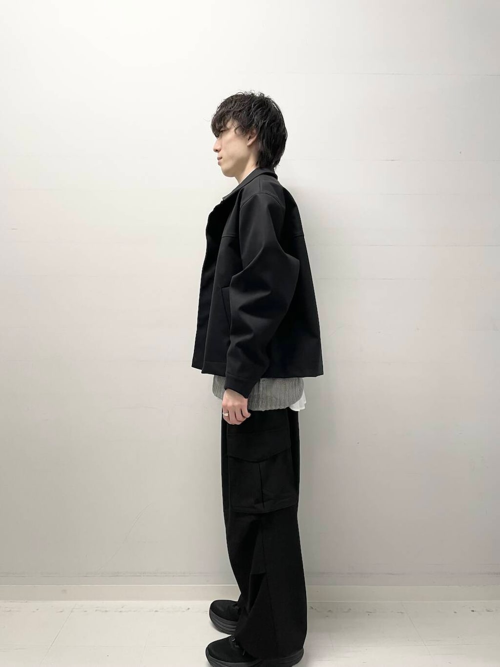 ブラック系のその他パンツ、ブラック系のブルゾン、ホワイト系のシャツ/ブラウスを着用したメンズの冬コーディネートの2枚目の写真