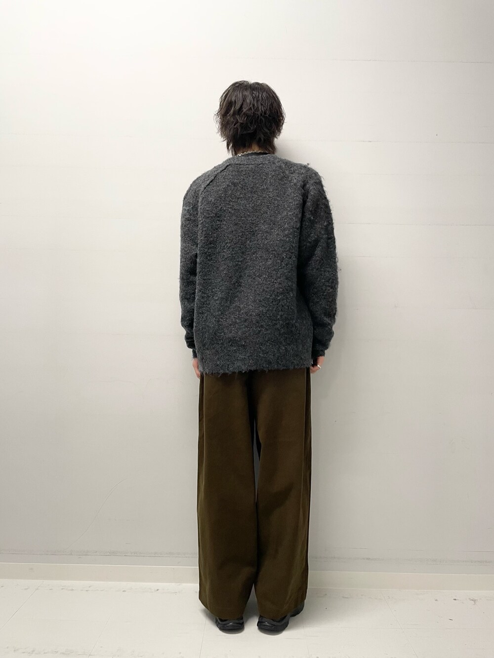 ブラウン系のその他パンツ、グレー系のカーディガン/ボレロ、ブラック系のTシャツ/カットソーを着用したメンズの冬コーディネートの3枚目の写真