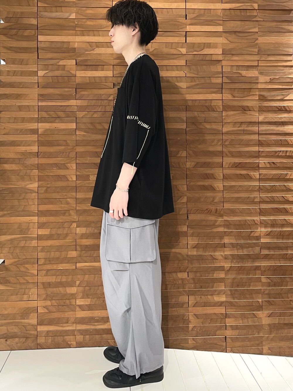 ブラック系のTシャツ/カットソー、グレー系のカーゴパンツを着用したメンズの秋コーディネートの2枚目の写真