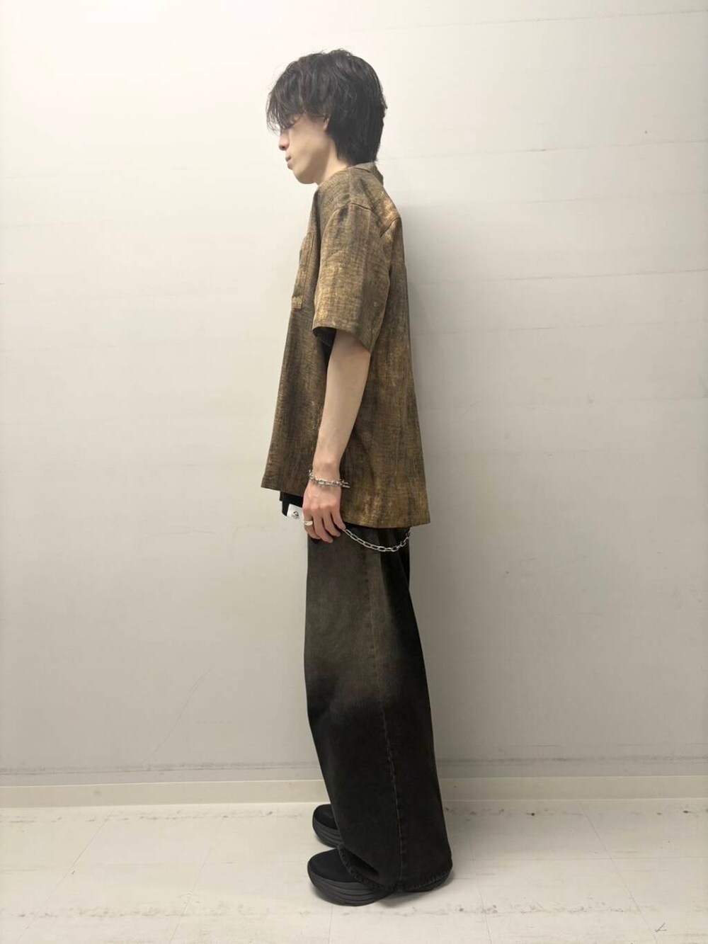 ブラック系のデニムパンツ、ブラウン系のシャツ/ブラウス、ブラック系のTシャツ/カットソーを着用したメンズの夏コーディネートの2枚目の写真