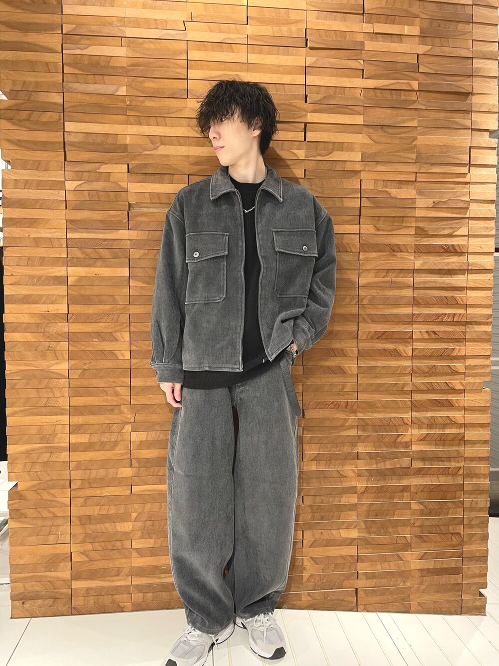 ブラック系のTシャツ/カットソー、ブラック系のブルゾン、ブラック系のその他パンツを着用したメンズの秋コーディネートの2枚目の写真