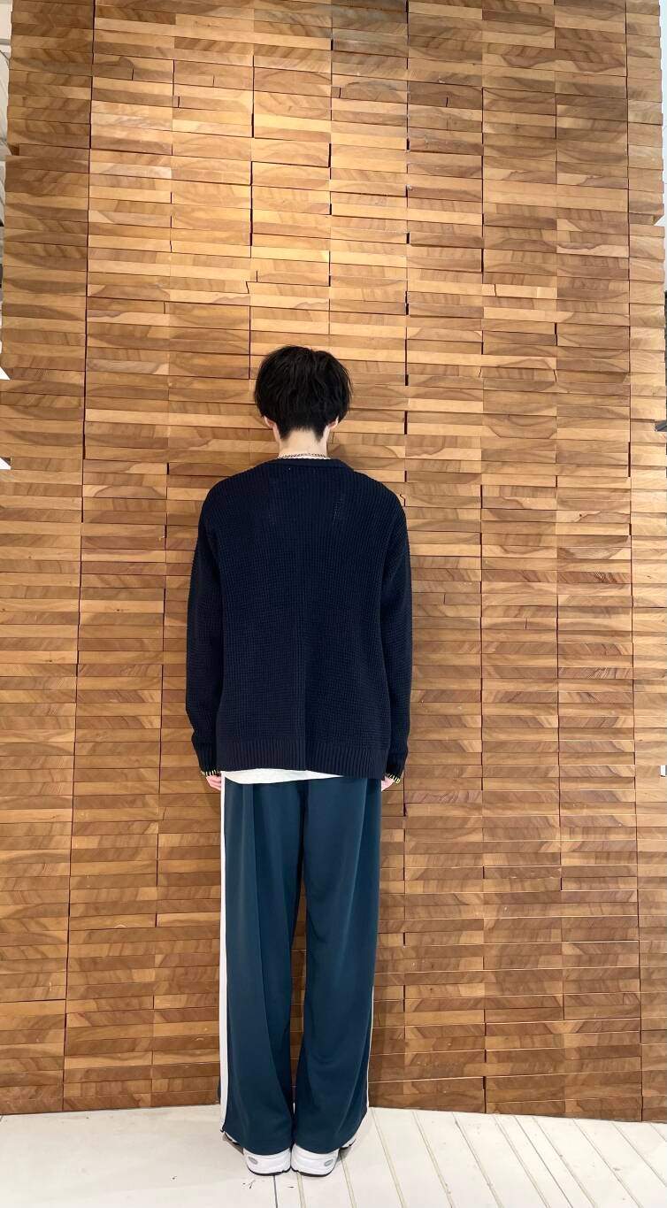 その他のその他パンツ、ブルー系のカーディガン/ボレロ、グレー系のTシャツ/カットソーを着用したメンズの秋コーディネートの3枚目の写真