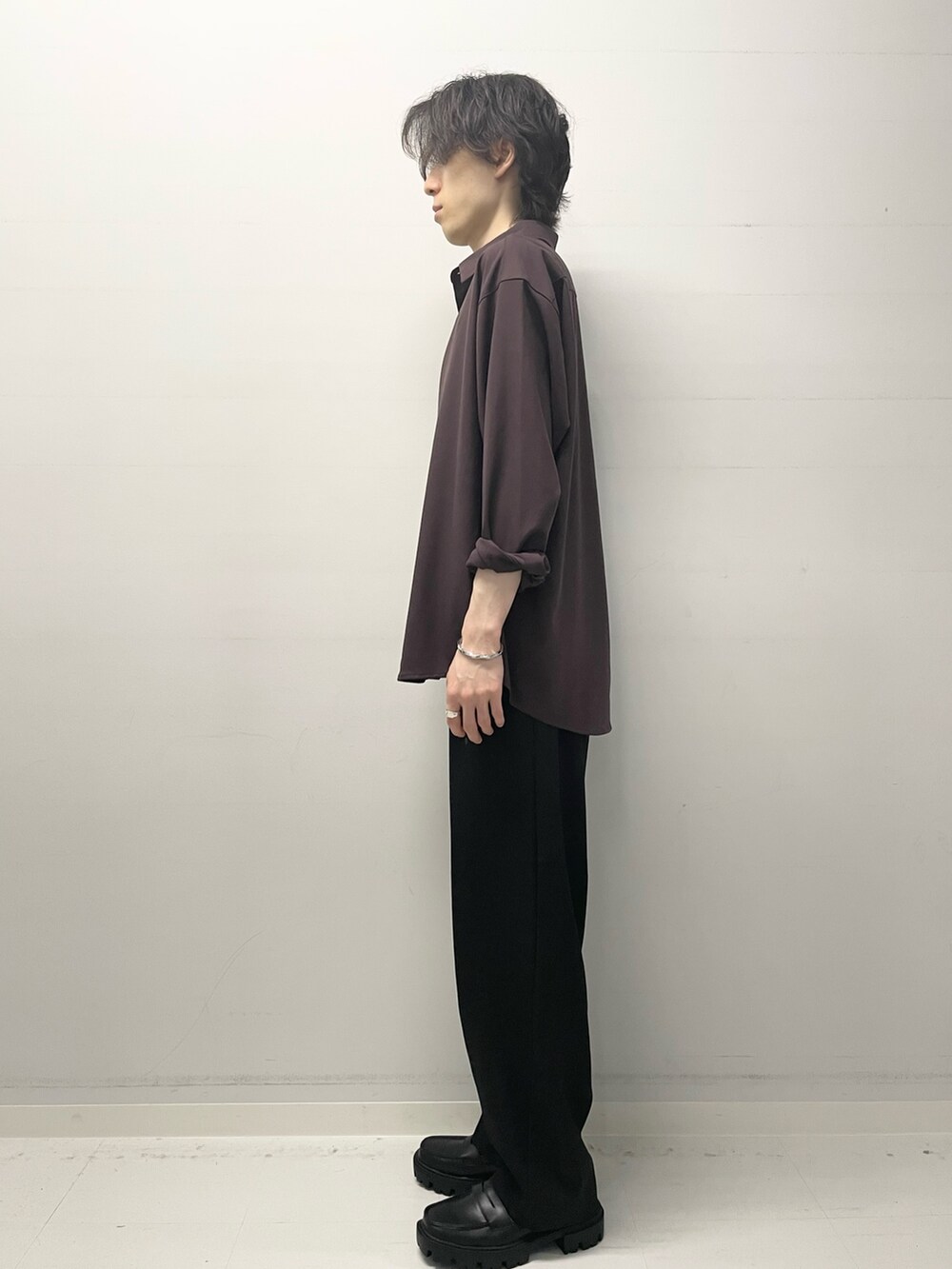 ブラウン系のシャツ/ブラウス、ブラック系のローファー、ブラック系のその他パンツを着用したメンズの夏コーディネートの2枚目の写真