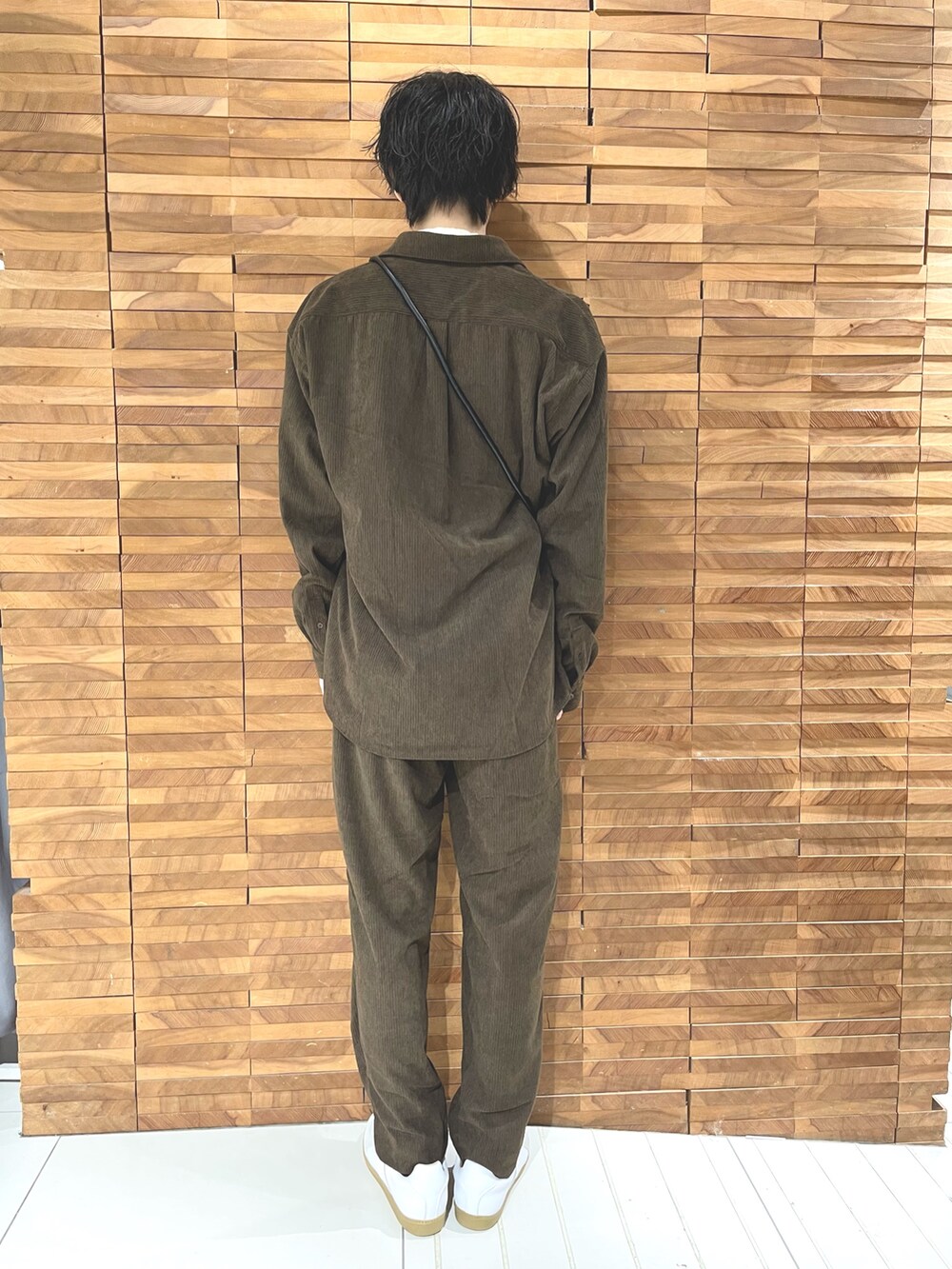 ホワイト系のニット/セーター、ブラウン系のシャツ/ブラウス、ブラック系のショルダーバッグを着用したメンズの秋コーディネートの3枚目の写真