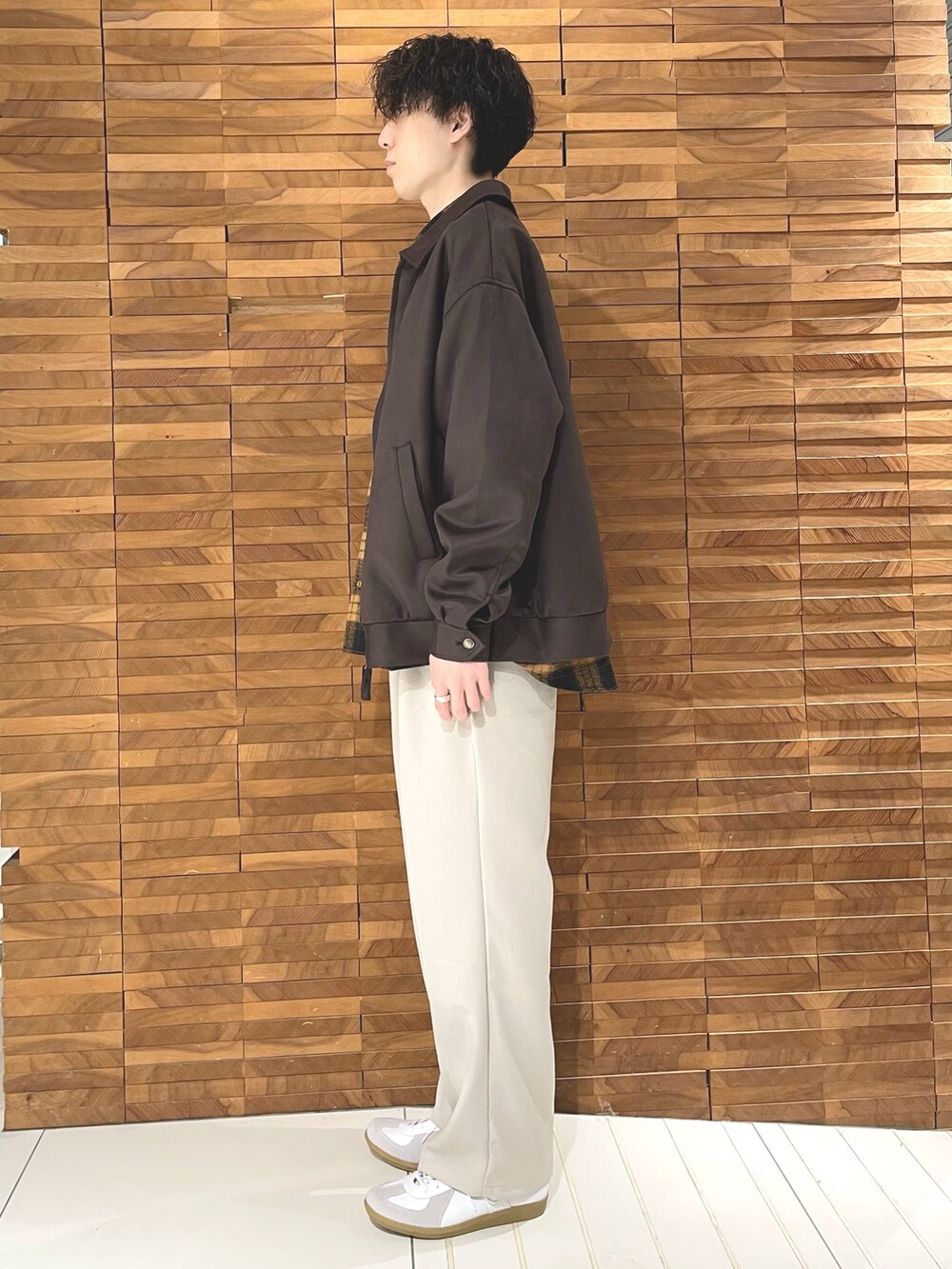 ブラウン系のブルゾン、イエロー系のシャツ/ブラウス、ベージュ系のその他パンツを着用したメンズの秋コーディネートの3枚目の写真