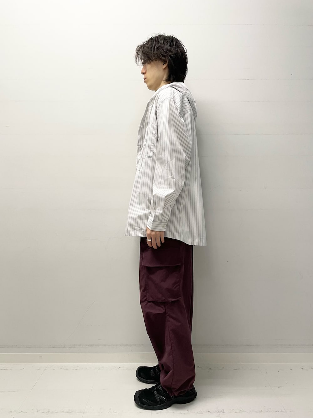 ホワイト系のTシャツ/カットソー、ホワイト系のシャツ/ブラウスを着用したメンズの秋コーディネートの2枚目の写真