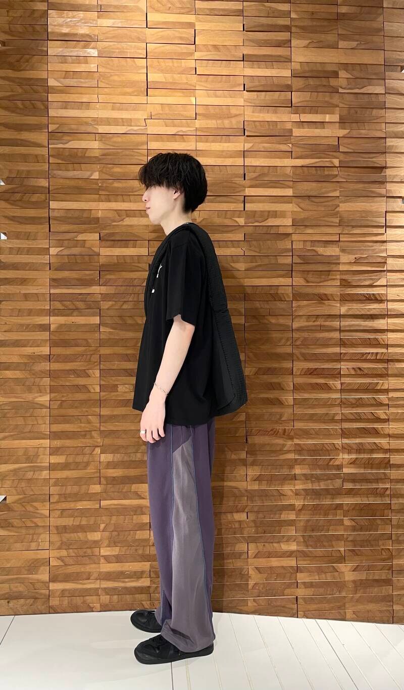 ブラック系のショルダーバッグ、ブラック系のTシャツ/カットソー、パープル系のその他パンツを着用したメンズの秋コーディネートの2枚目の写真