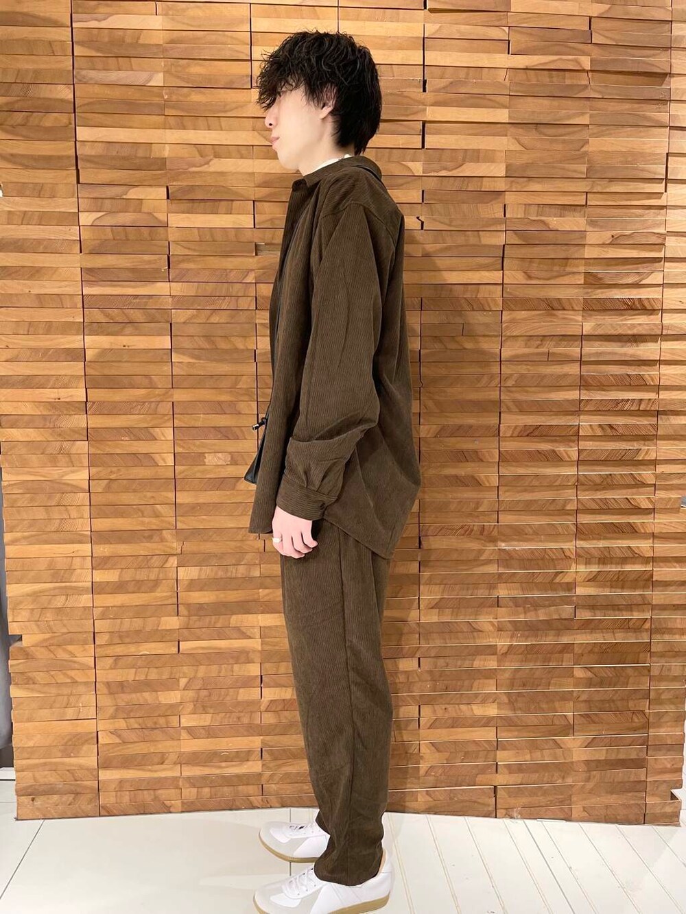 ホワイト系のスニーカー、ブラック系のショルダーバッグ、ホワイト系のニット/セーターを着用したメンズの秋コーディネートの2枚目の写真