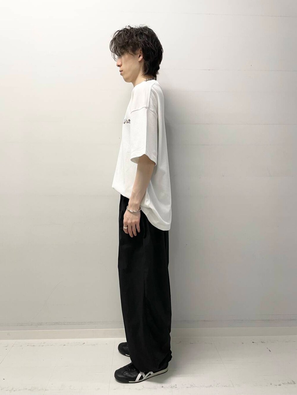 ブラック系のその他パンツ、ホワイト系のTシャツ/カットソーを着用したメンズの夏コーディネートの2枚目の写真