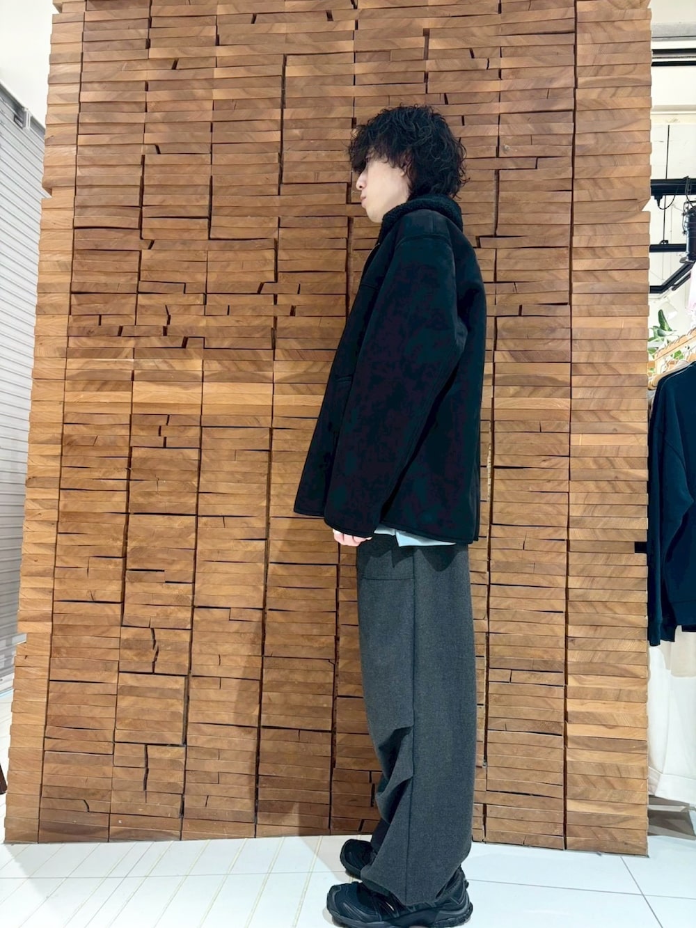 グレー系のその他パンツ、ブルー系のTシャツ/カットソー、ブラック系のブルゾンを着用したメンズの冬コーディネートの2枚目の写真