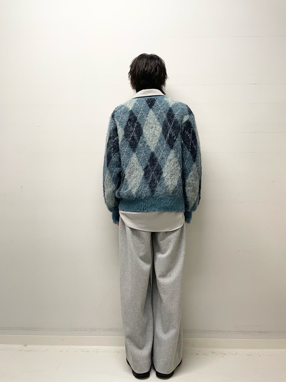 グレー系のその他パンツ、ベージュ系のシャツ/ブラウス、ブルー系のニット/セーターを着用したメンズの冬コーディネートの3枚目の写真