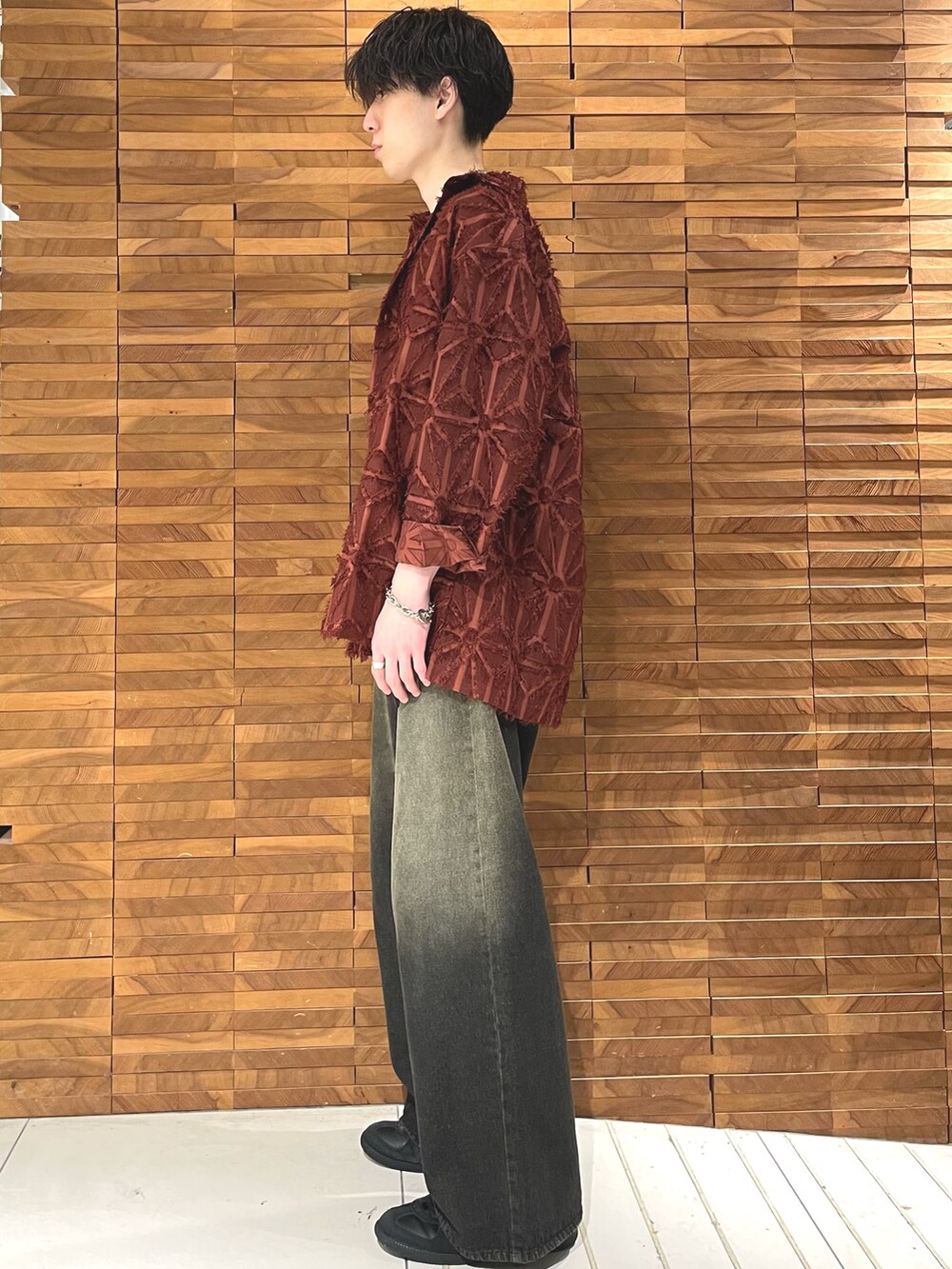 ブラック系のデニムパンツ、レッド系のシャツ/ブラウス、ブラック系のデニムパンツを着用したメンズの秋コーディネートの2枚目の写真