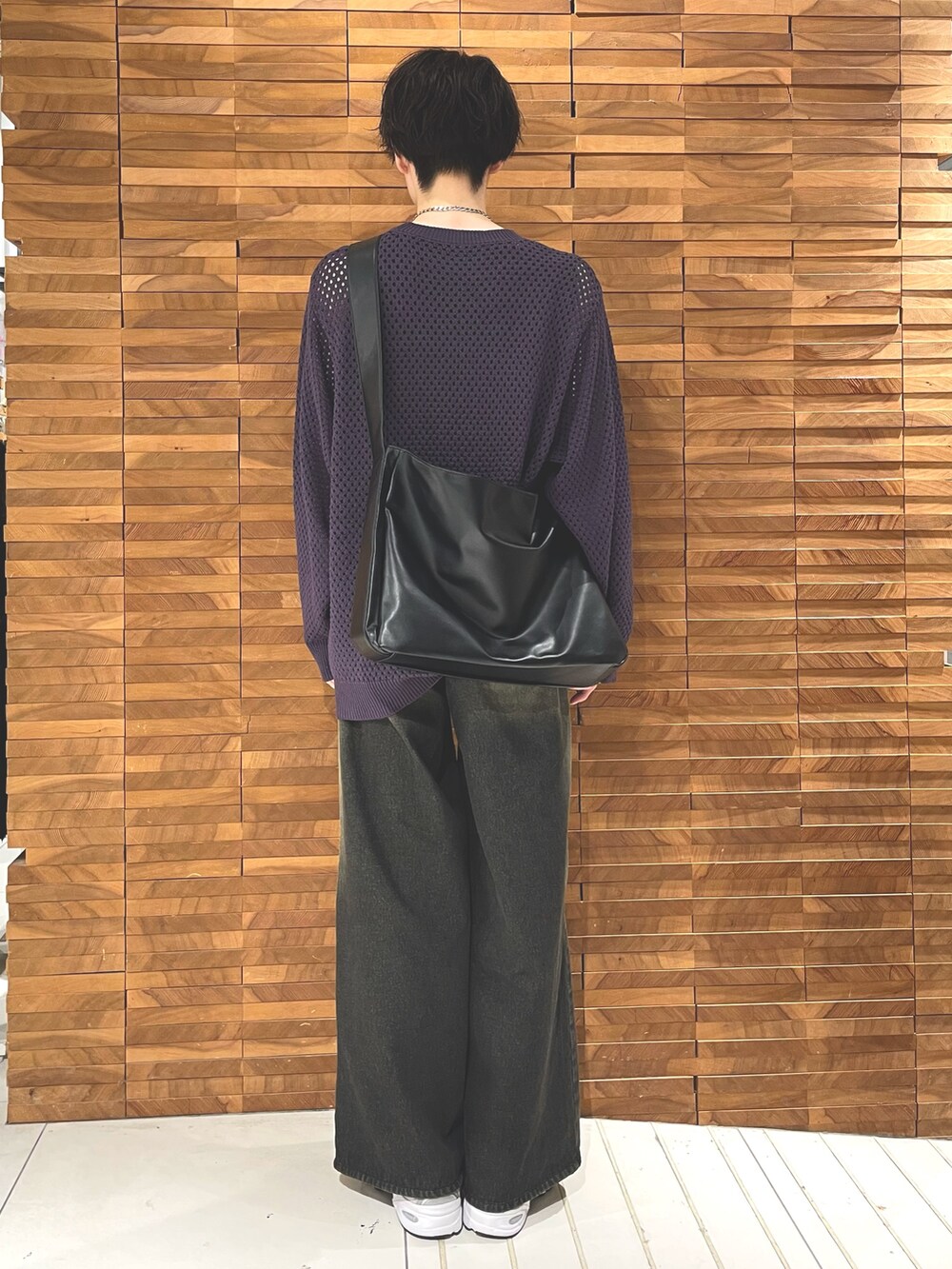 パープル系のニット/セーター、ブラック系のデニムパンツを着用したメンズの秋コーディネートの3枚目の写真