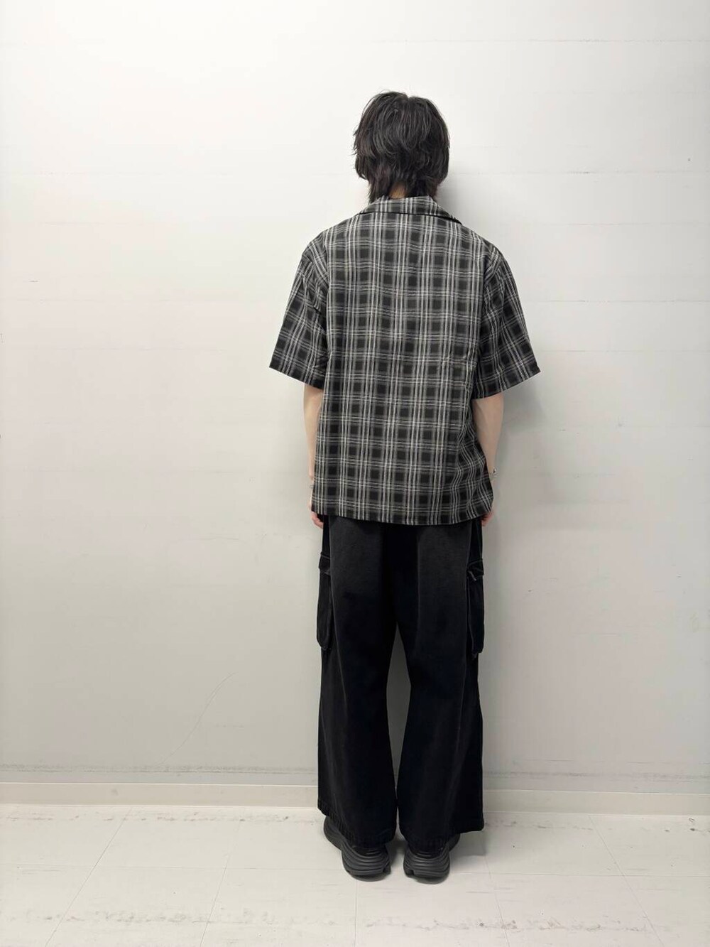 ブラック系のデニムパンツ、ブラック系のシャツ/ブラウスを着用したメンズの春コーディネートの3枚目の写真