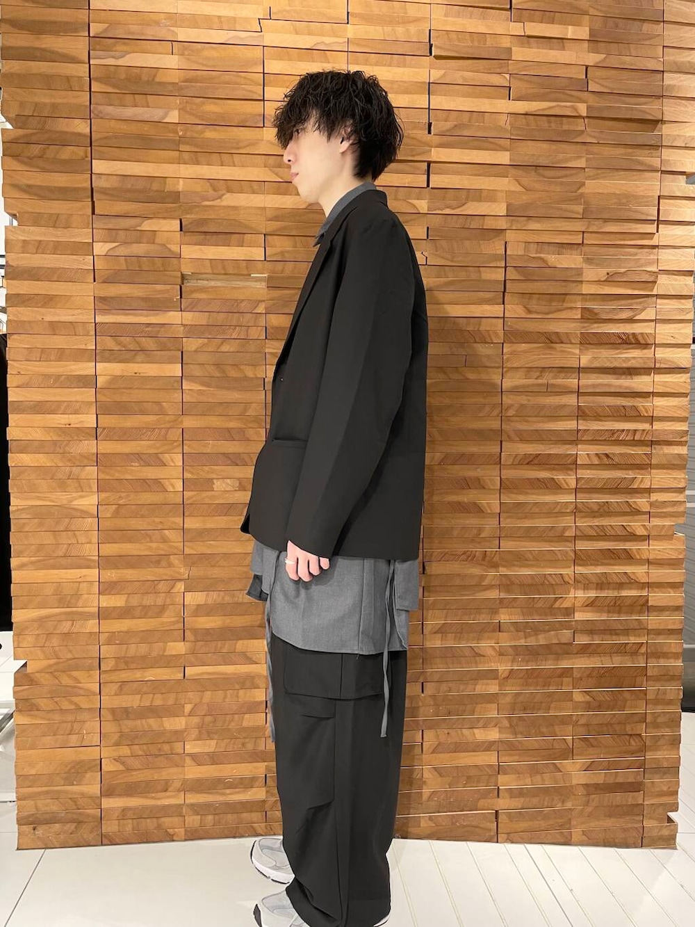 ブラック系のカーゴパンツ、ブラック系のその他アウター、グレー系のシャツ/ブラウスを着用したメンズの秋コーディネートの3枚目の写真