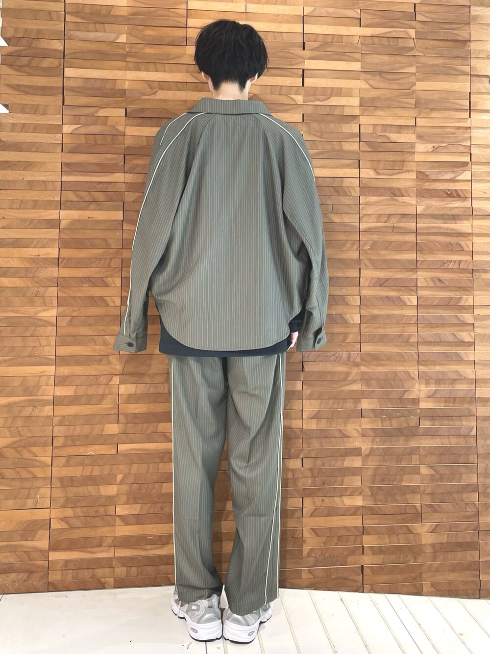 グリーン系のその他パンツ、ブラック系のTシャツ/カットソー、グリーン系のシャツ/ブラウスを着用したメンズの秋コーディネートの4枚目の写真