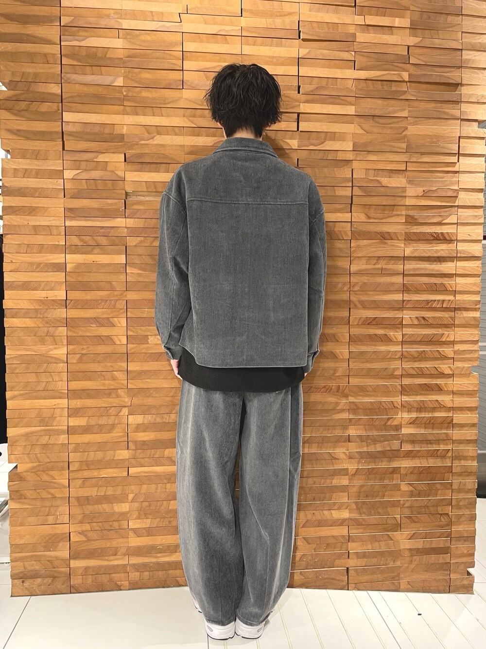 ブラック系のTシャツ/カットソー、ブラック系のブルゾン、ブラック系のその他パンツを着用したメンズの秋コーディネートの4枚目の写真