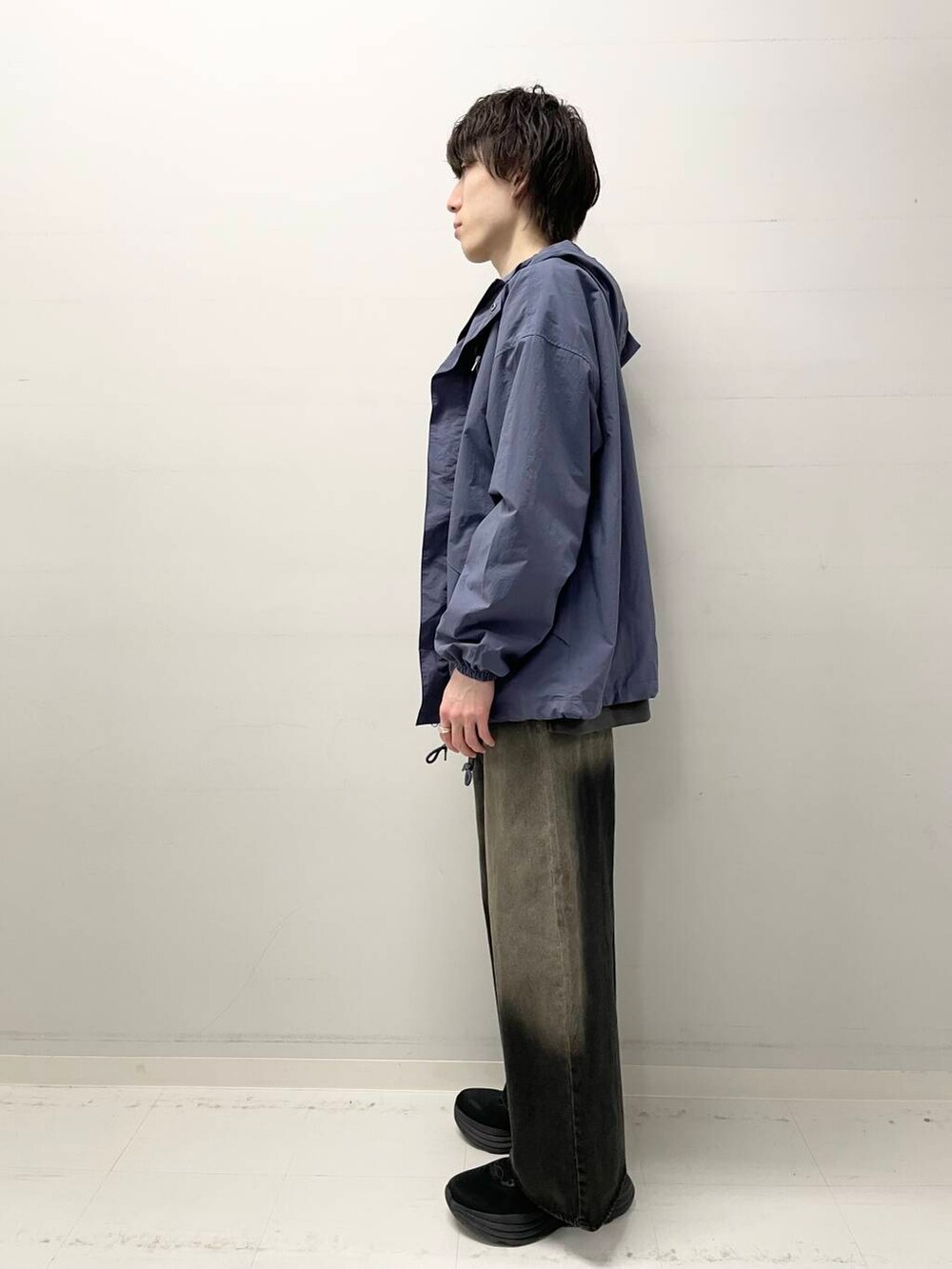 グレー系のTシャツ/カットソー、ブラック系のデニムパンツ、ブルー系のブルゾンを着用したメンズの春コーディネートの2枚目の写真