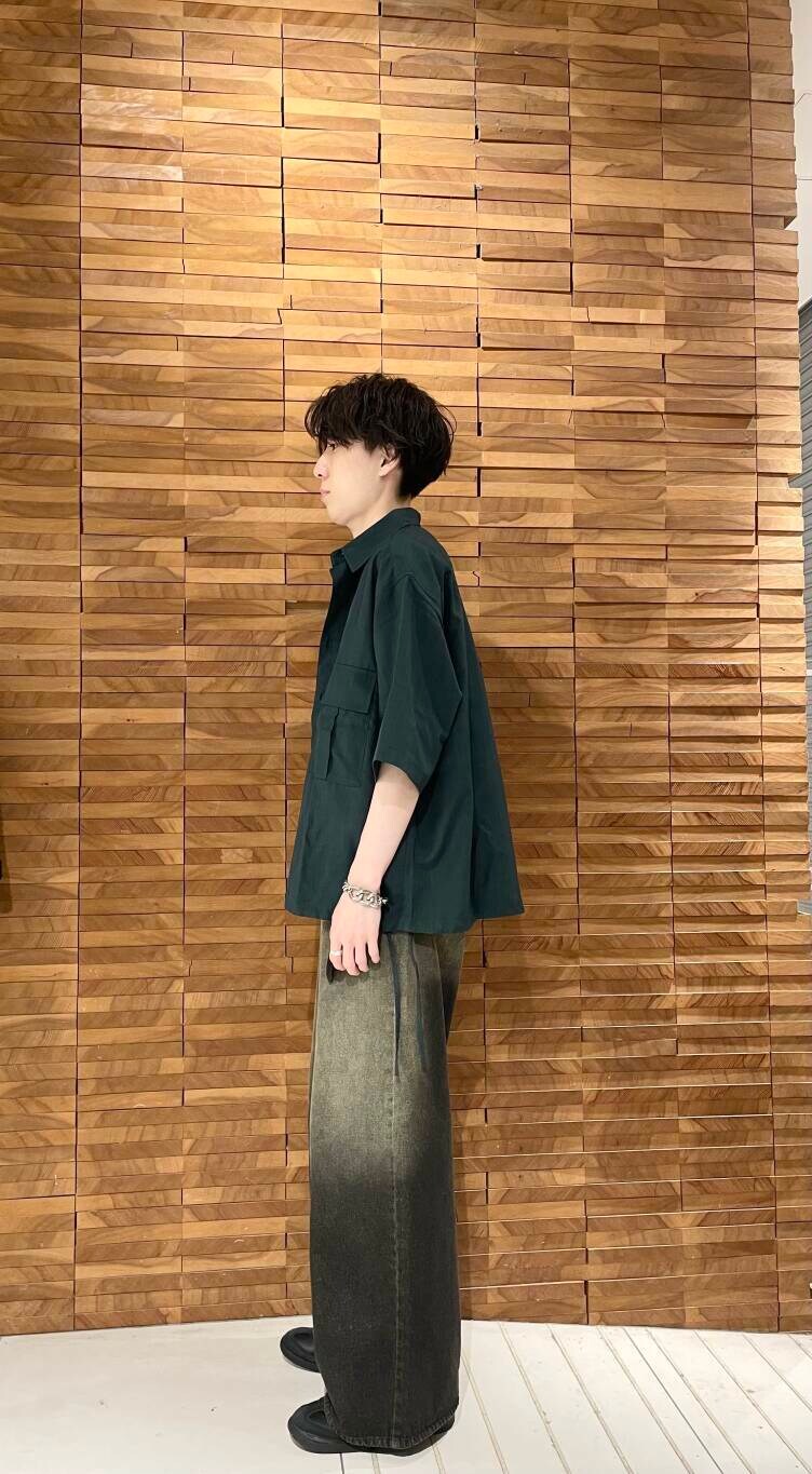 ブラック系のTシャツ/カットソー、グリーン系のシャツ/ブラウス、ブラック系のデニムパンツを着用したメンズの夏コーディネートの2枚目の写真