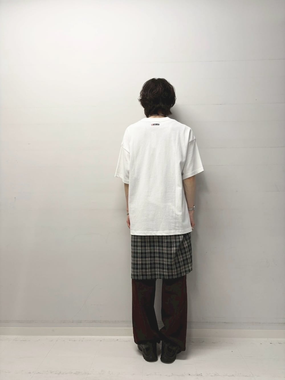 ブラック系のシャツ/ブラウス、ブラウン系のデニムパンツ、ホワイト系のTシャツ/カットソーを着用したメンズの夏コーディネートの3枚目の写真