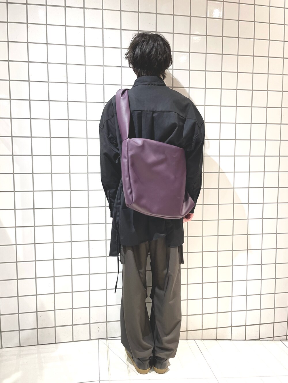 パープル系のショルダーバッグ、ブラック系のシャツ/ブラウス、ブラウン系のその他パンツを着用したメンズの冬コーディネートの3枚目の写真