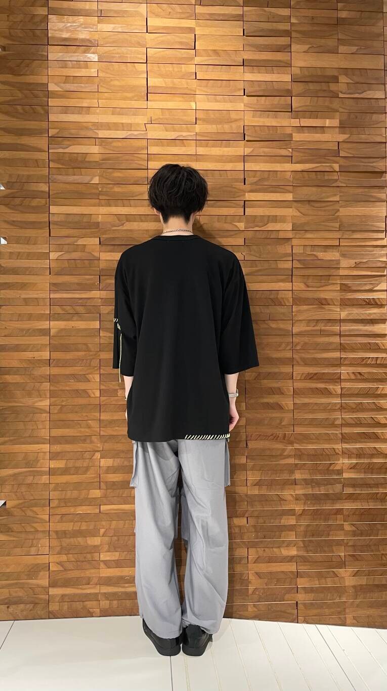 グレー系のカーゴパンツ、ブラック系のTシャツ/カットソーを着用したメンズの秋コーディネートの3枚目の写真