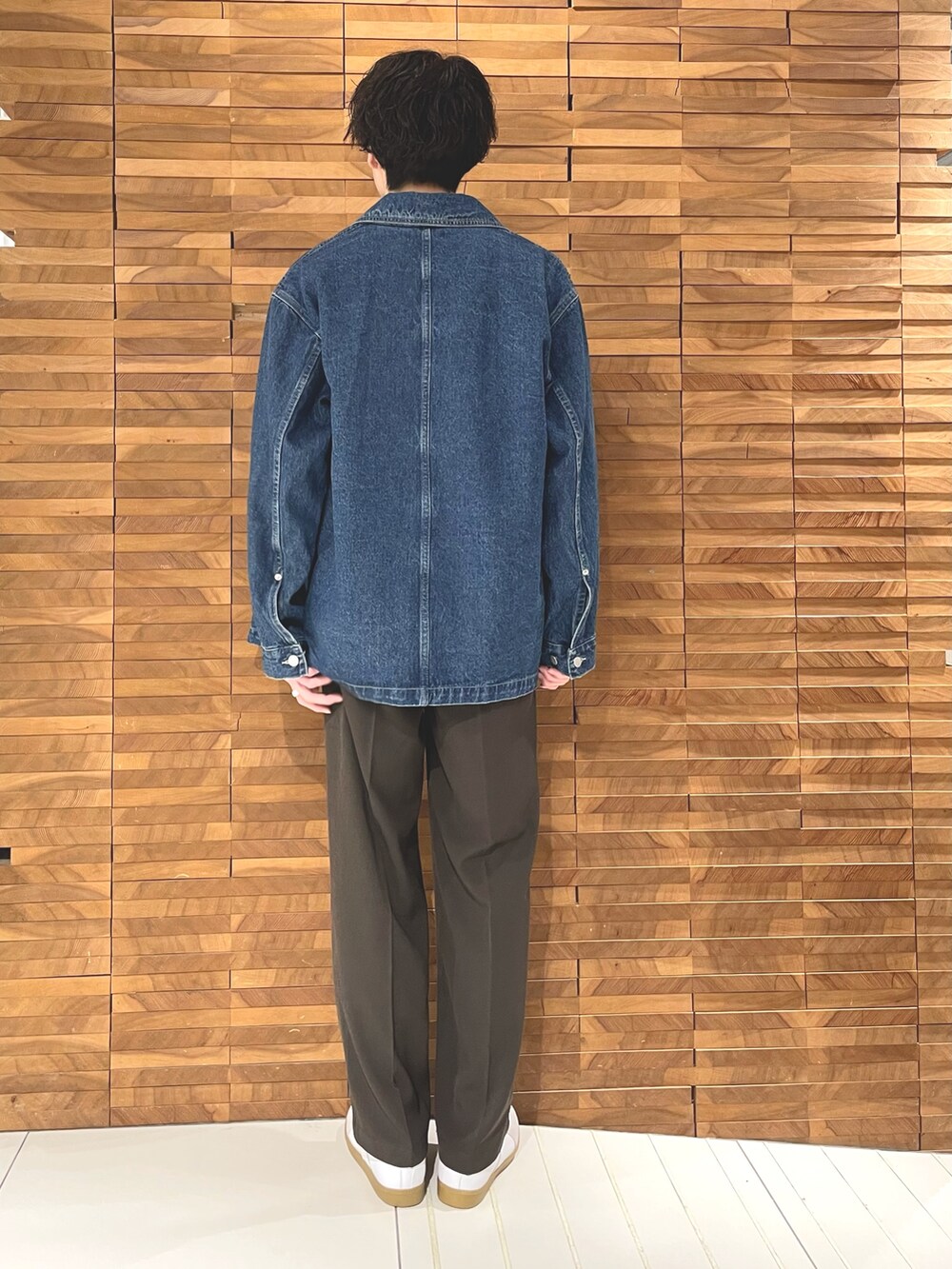 グレー系のTシャツ/カットソー、ブルー系のデニムジャケット、ブラウン系のその他パンツを着用したメンズの秋コーディネートの3枚目の写真