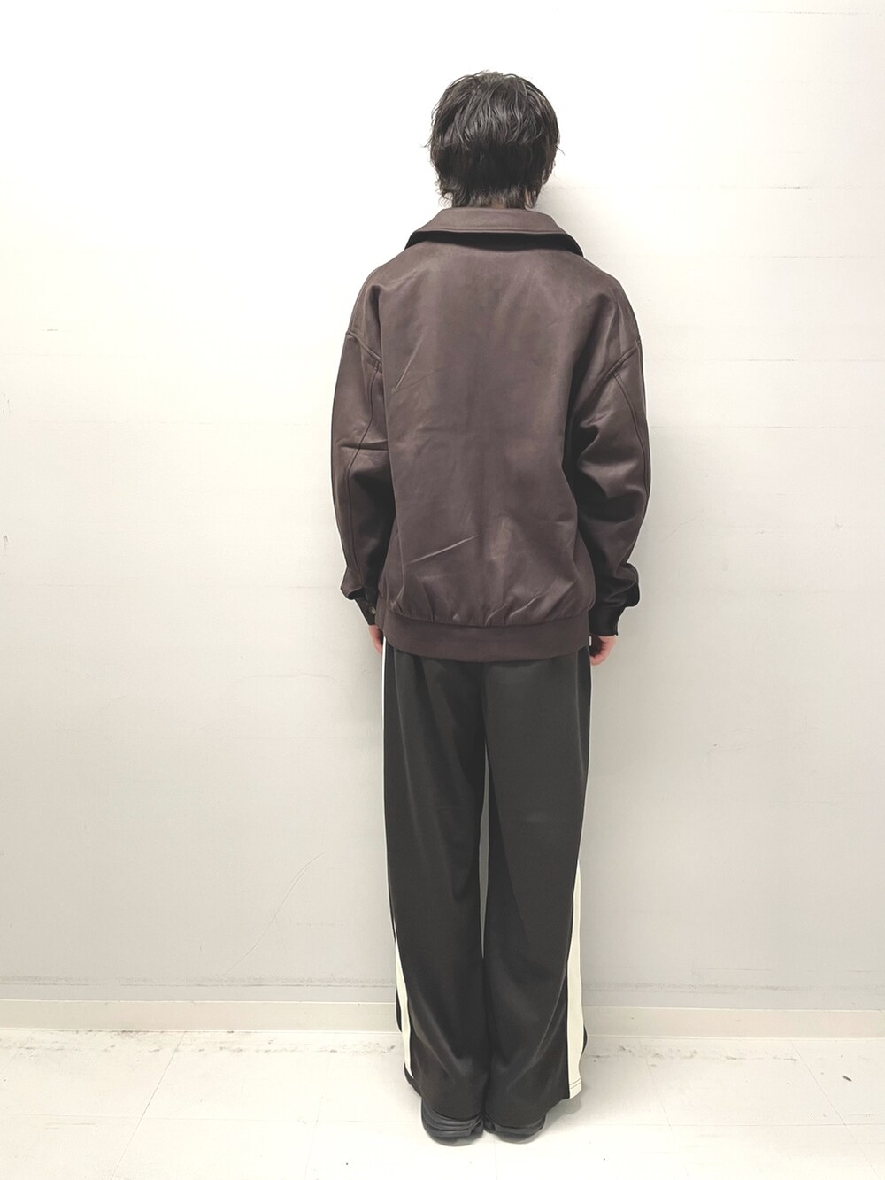 ブラウン系のスウェット、ブラウン系のブルゾン、ブラウン系のその他パンツを着用したメンズの冬コーディネートの3枚目の写真