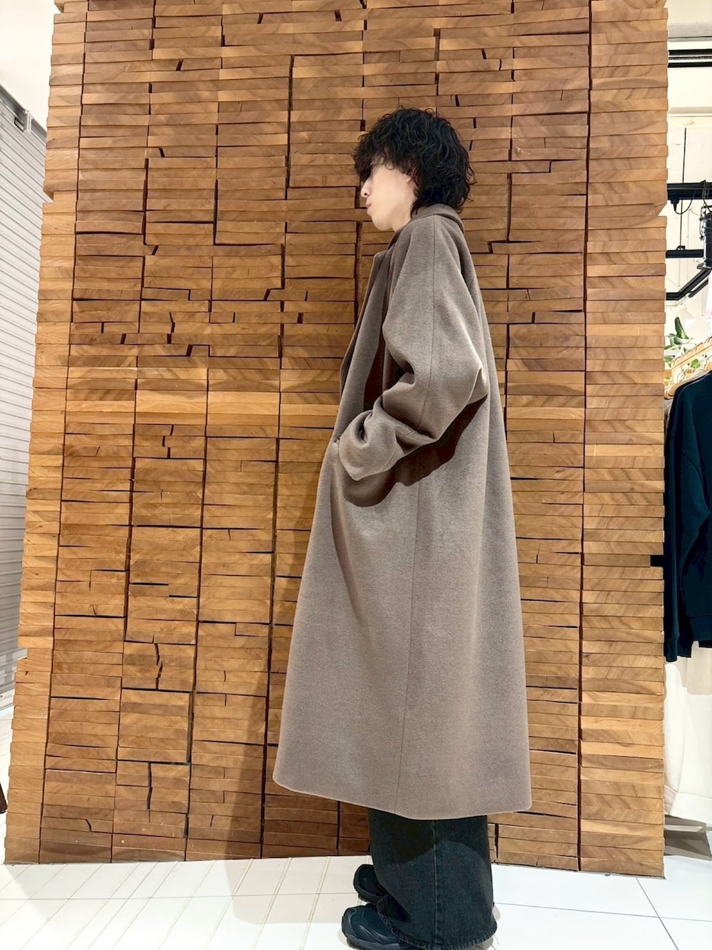 ブラック系のTシャツ/カットソー、ブルー系のデニムパンツ、ブラウン系のその他アウターを着用したメンズの冬コーディネートの2枚目の写真