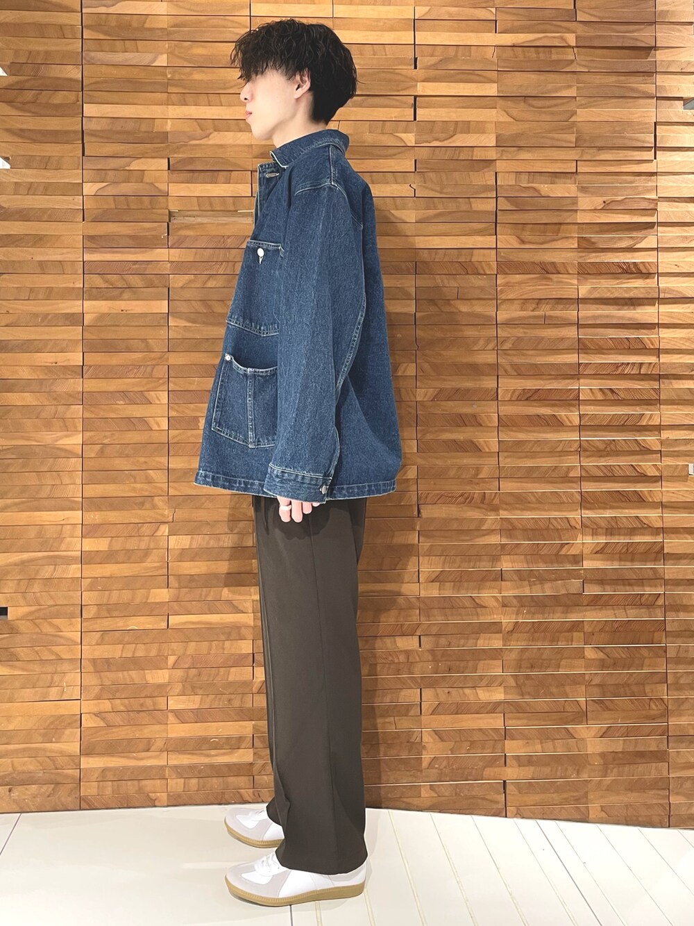 グレー系のTシャツ/カットソー、ブルー系のデニムジャケット、ブラウン系のその他パンツを着用したメンズの秋コーディネートの2枚目の写真