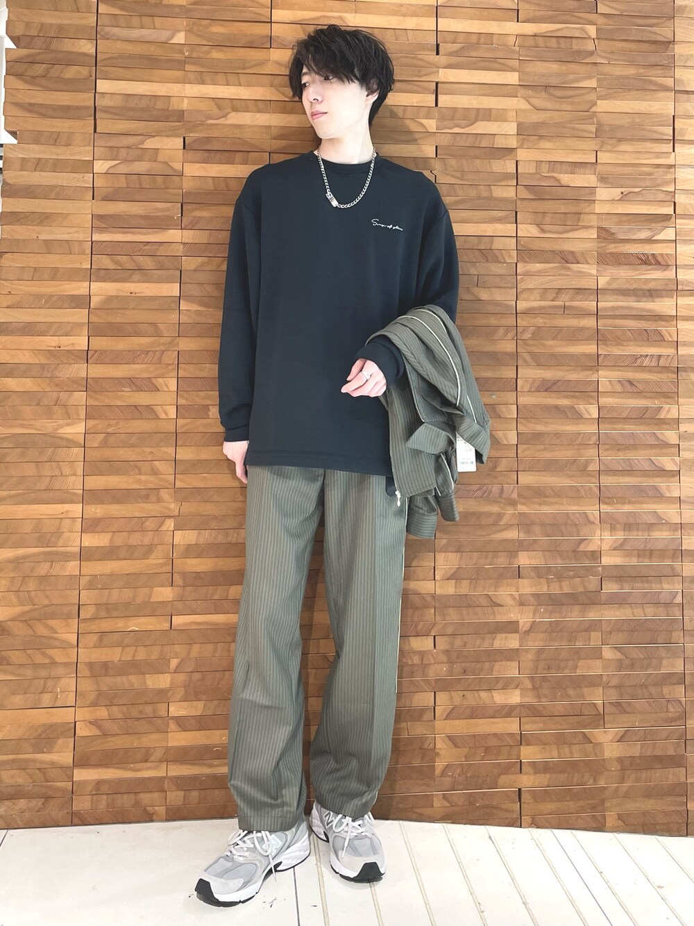 グリーン系のその他パンツ、ブラック系のTシャツ/カットソー、グリーン系のシャツ/ブラウスを着用したメンズの秋コーディネートの2枚目の写真