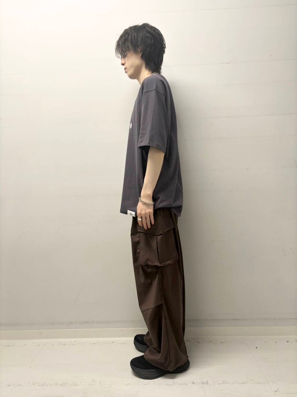 ブラウン系のその他パンツ、グレー系のTシャツ/カットソーを着用したメンズの夏コーディネートの2枚目の写真