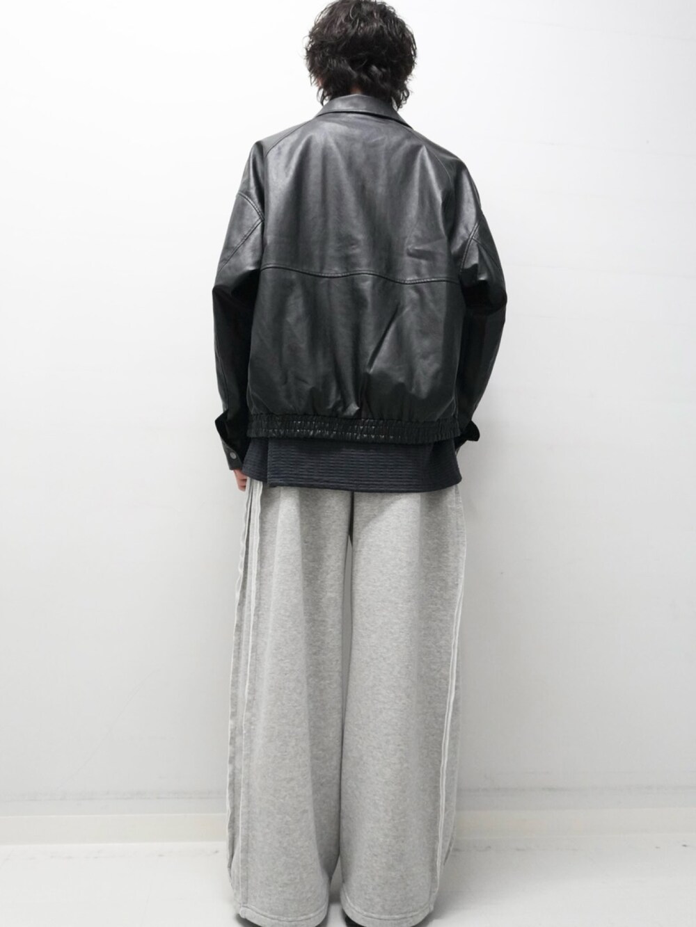 グリーン系のその他パンツ、グレー系のTシャツ/カットソー、ブラック系のブルゾンを着用したメンズの秋コーディネートの3枚目の写真