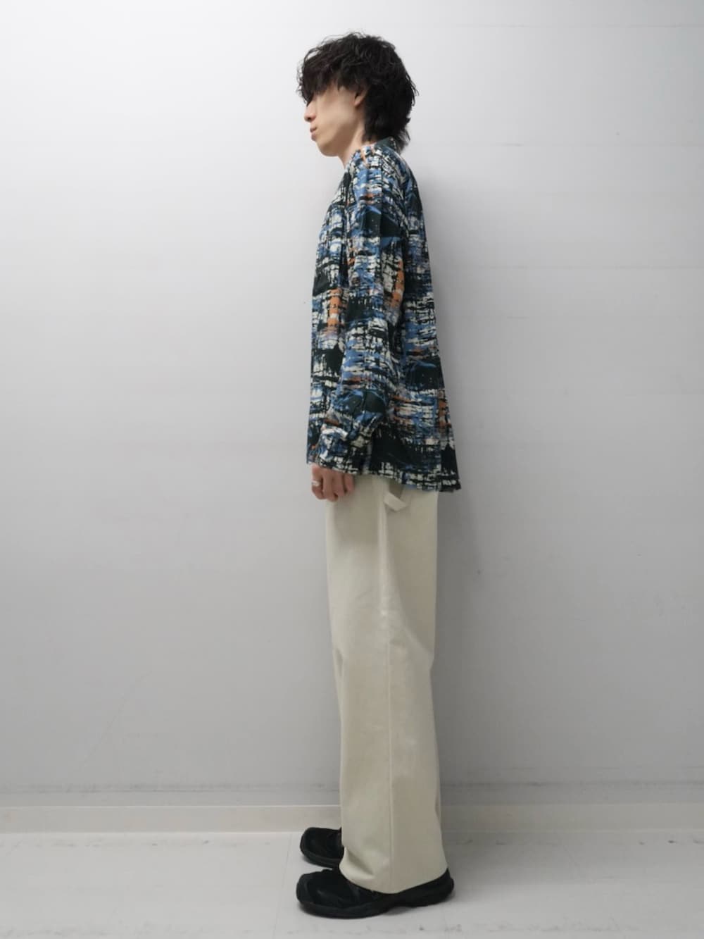 ホワイト系のその他パンツ、ブルー系のシャツ/ブラウスを着用したメンズの秋コーディネートの2枚目の写真